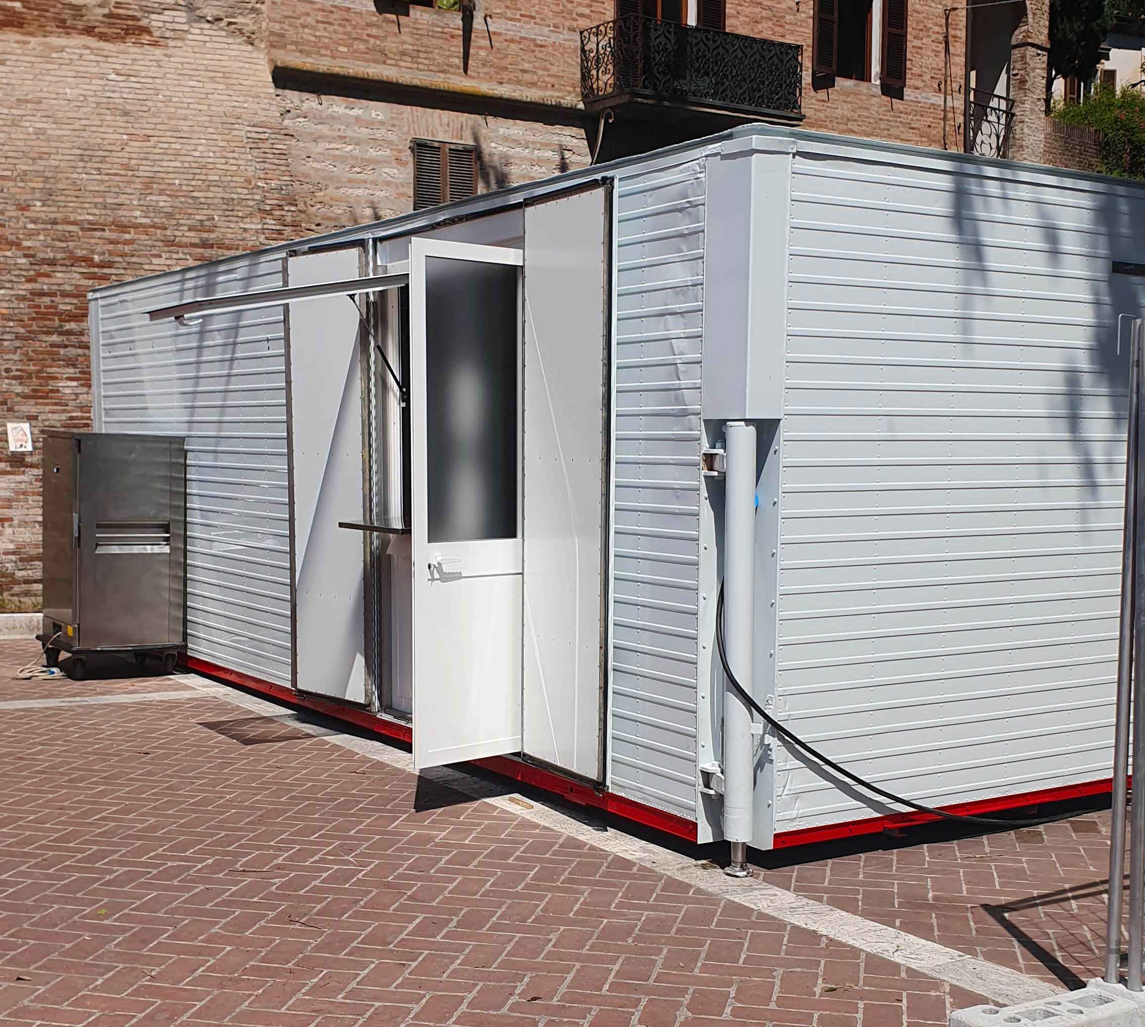 Box cucina N.8, scarrabile 8,5 m: forno ventilato 10 teglie, 6 fuochi, doppio frigo maxi, 3 cappe — Buratti Catering