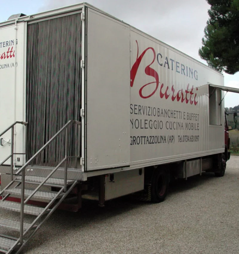 Cucina mobile Mercedes 1117 per eventi e catering istituzionale - Buratti Catering