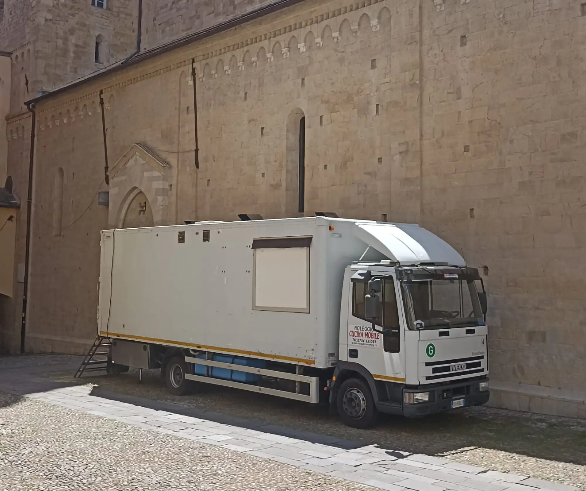 Cucina mobile Iveco 80 per eventi e sagre - Buratti Noleggio cucine in affitto. Camion o furgone patente C
