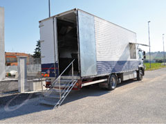 Cucina su camion N.9 Iveco 190: 10,5 m, tripla friggitrice, forno combinato, 6 fuochi, tre bollitori — Buratti Catering