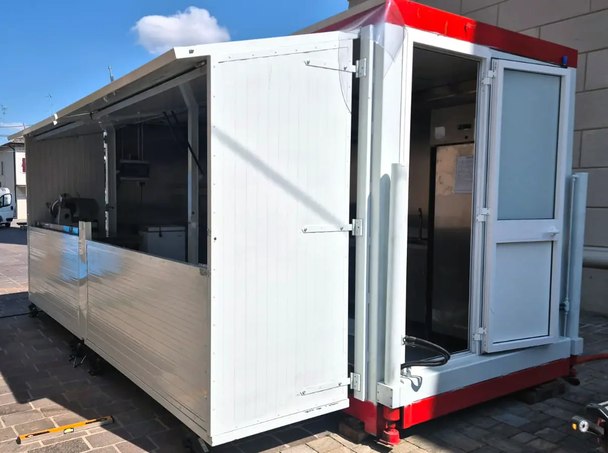 Box cucina estendibile N.7: struttura apribile 5×2,5/3,5 m, doppia friggitrice 18+18 L, forno 5 teglie, 4 fuochi — Buratti Catering