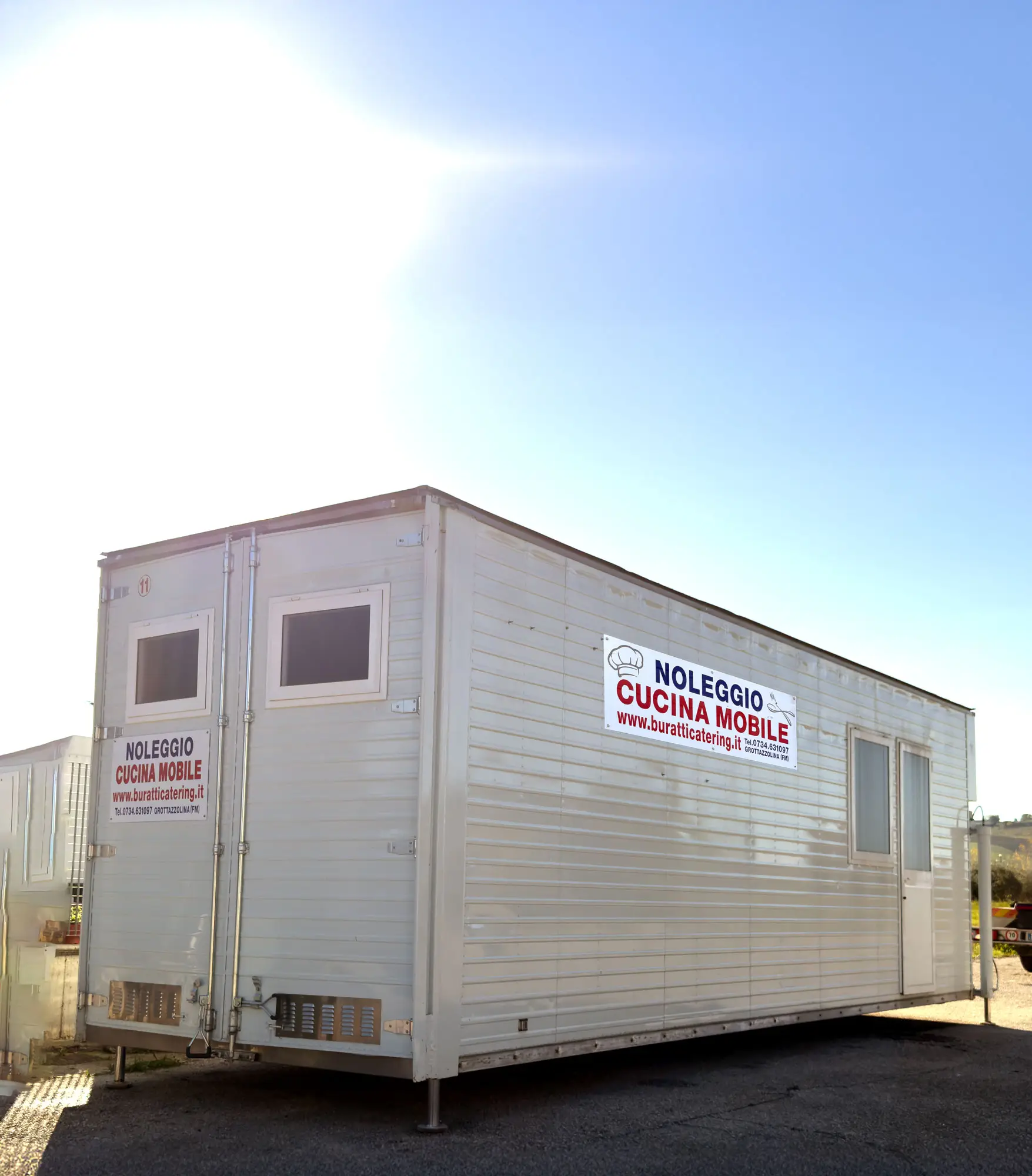 Container cucina N.11 (9×2,5 m): forno, abbattitore, friggitrice doppia 18+18L, tripla refrigerazione — Buratti Catering