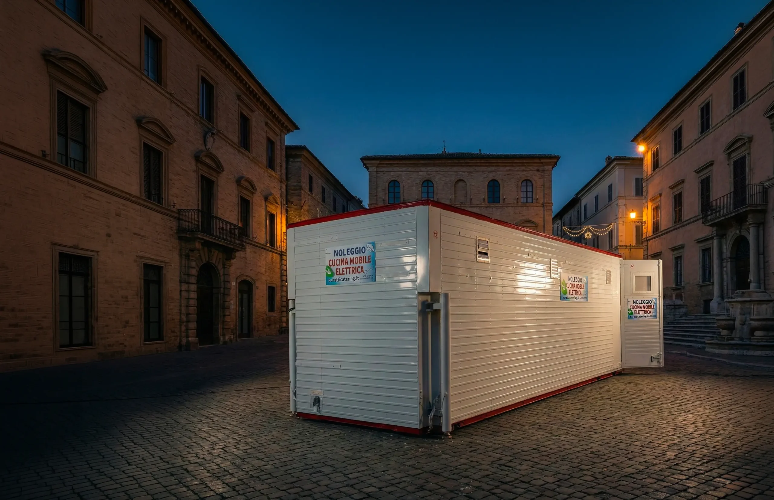 Cucina mobile container elettrica E-GO N.12 (8,20×2,55 m): forno 10 teglie, abbattitore HACCP, 1.800 lt refrigerazione, WC autonomo — Buratti Catering